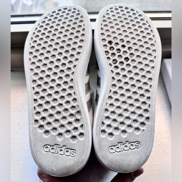 Little Boys Adidas Grand Court 2.0 Silver Elastic Laces and Velcro strap - Picture 6 of 6